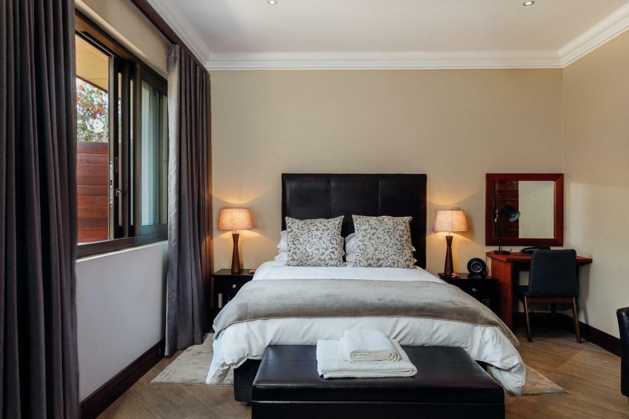 Seisoen bedroom with queen bed