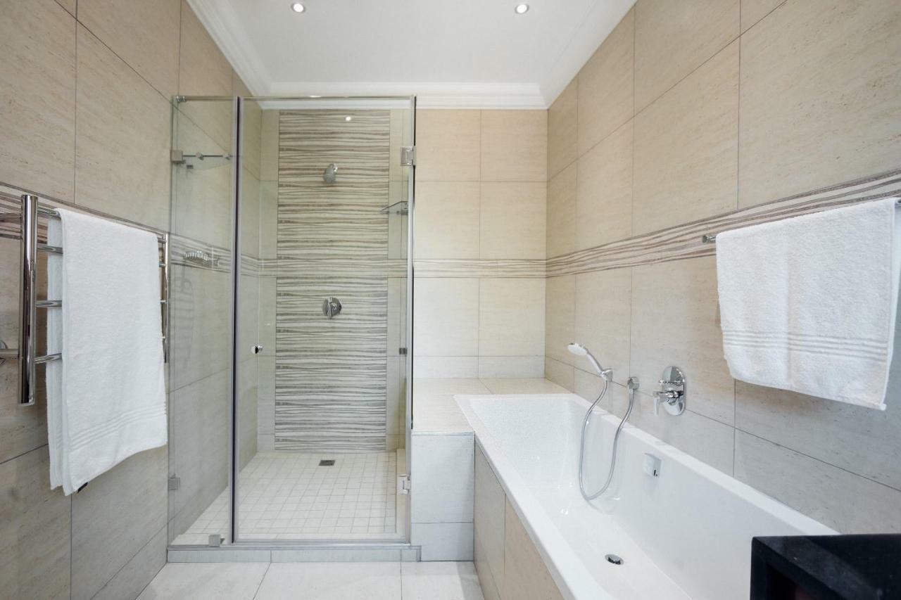Seisoen en-suite bathroom with shower and bathtub