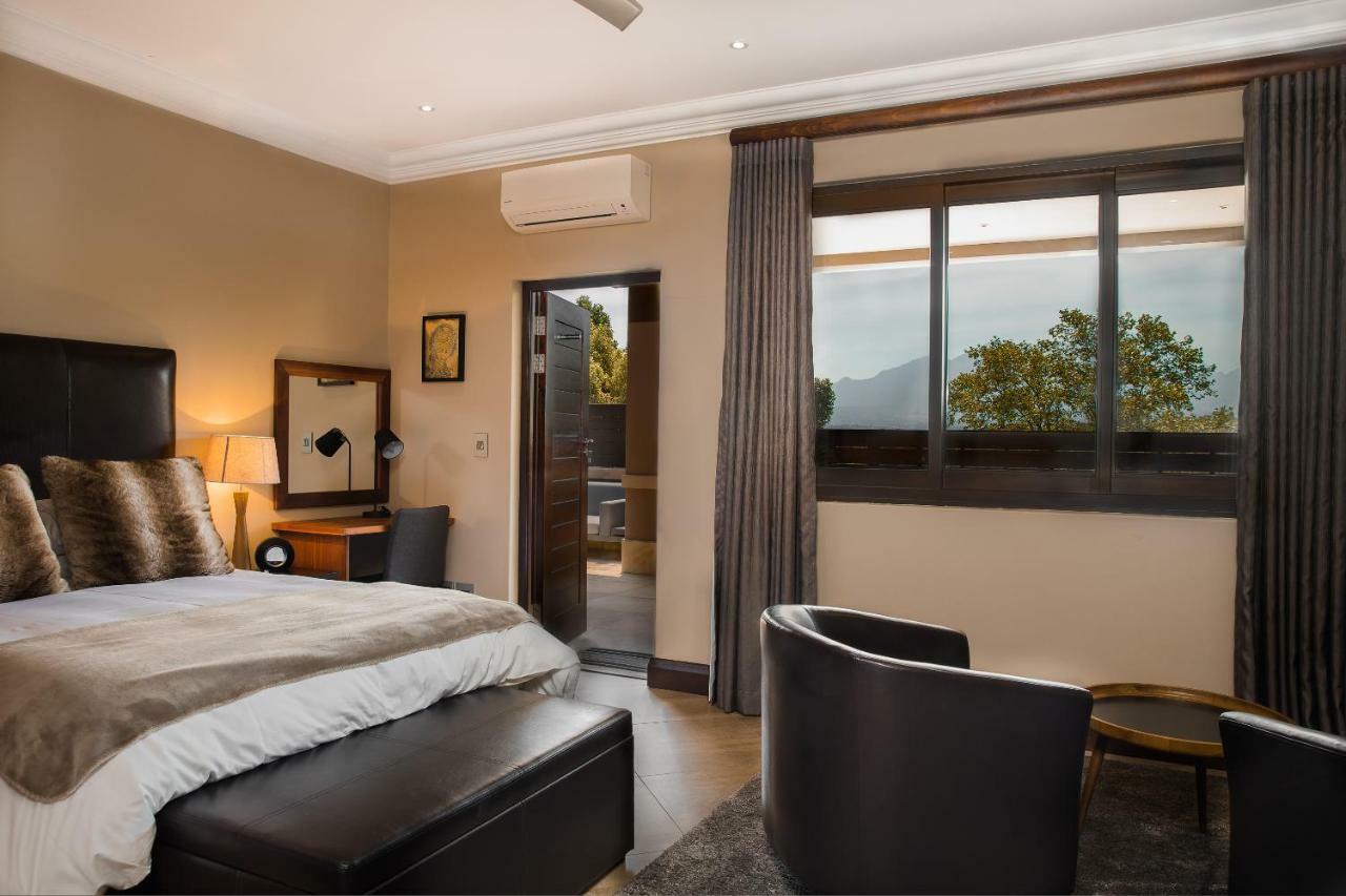 Tjailatyd bedroom with dressing area and en-suite door