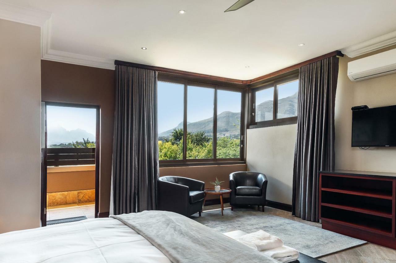 Tjailatyd bedroom with king bed and balcony